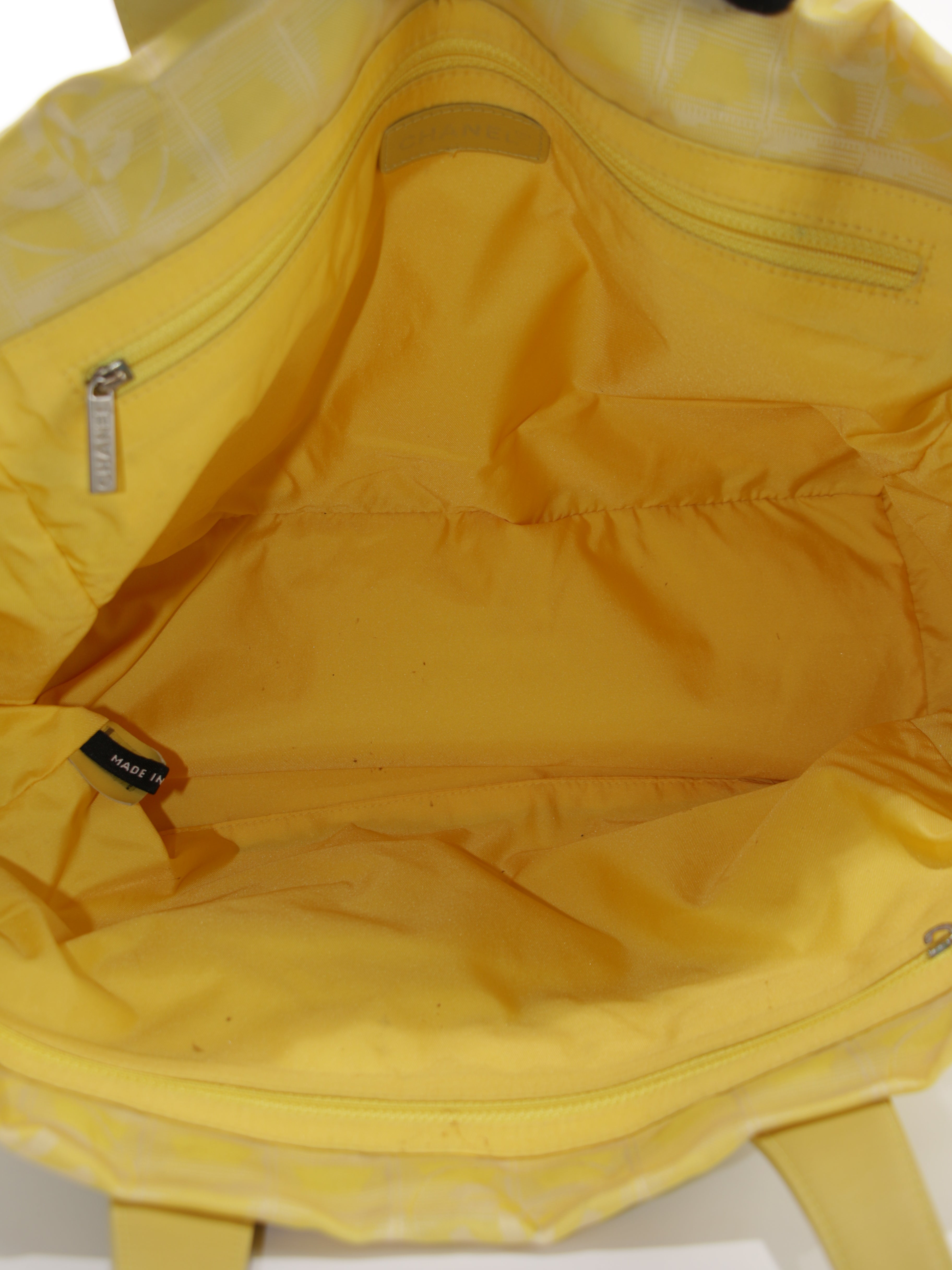 Medium New Travel Line Tote