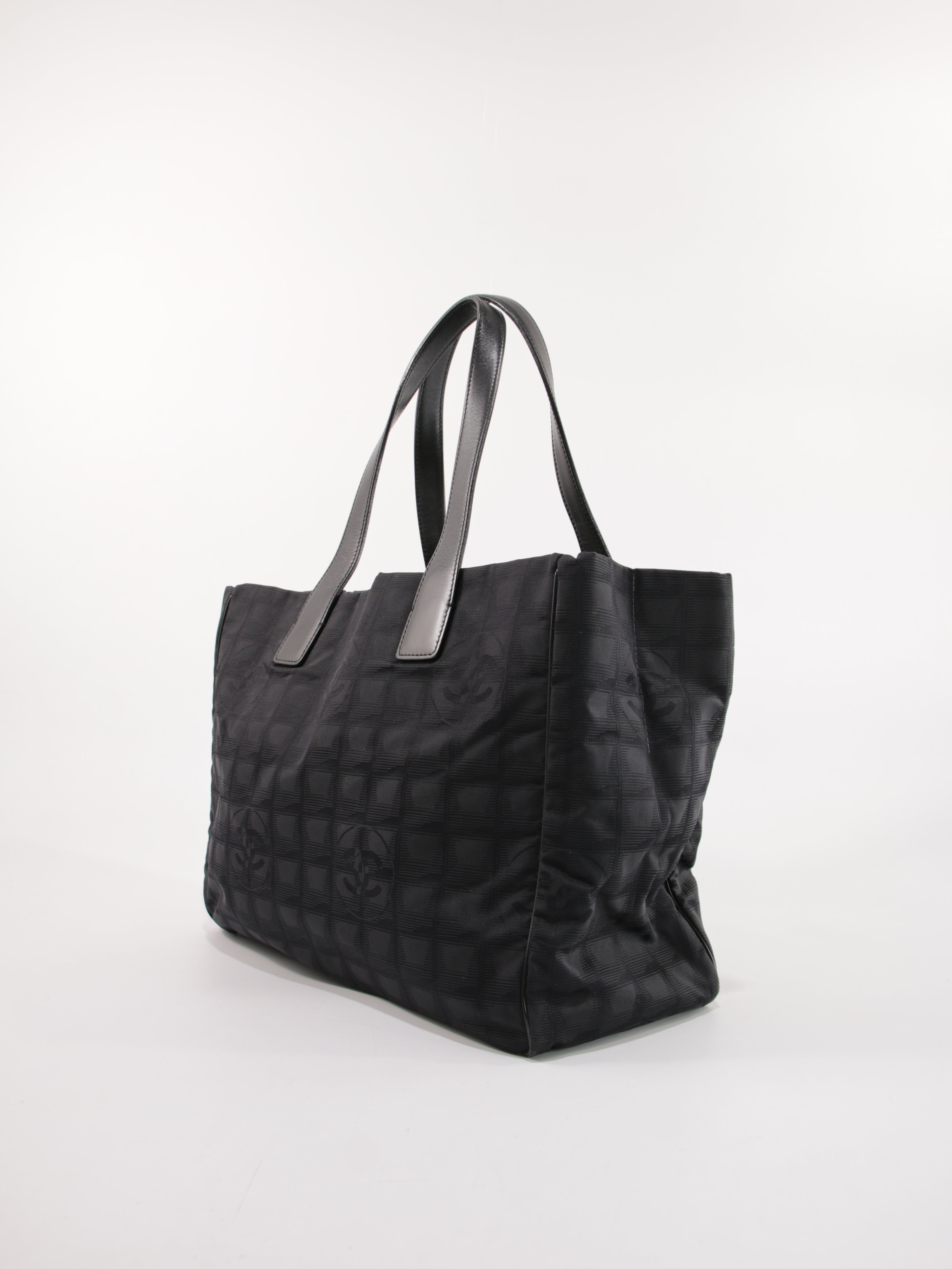 Medium New Travel Line Tote
