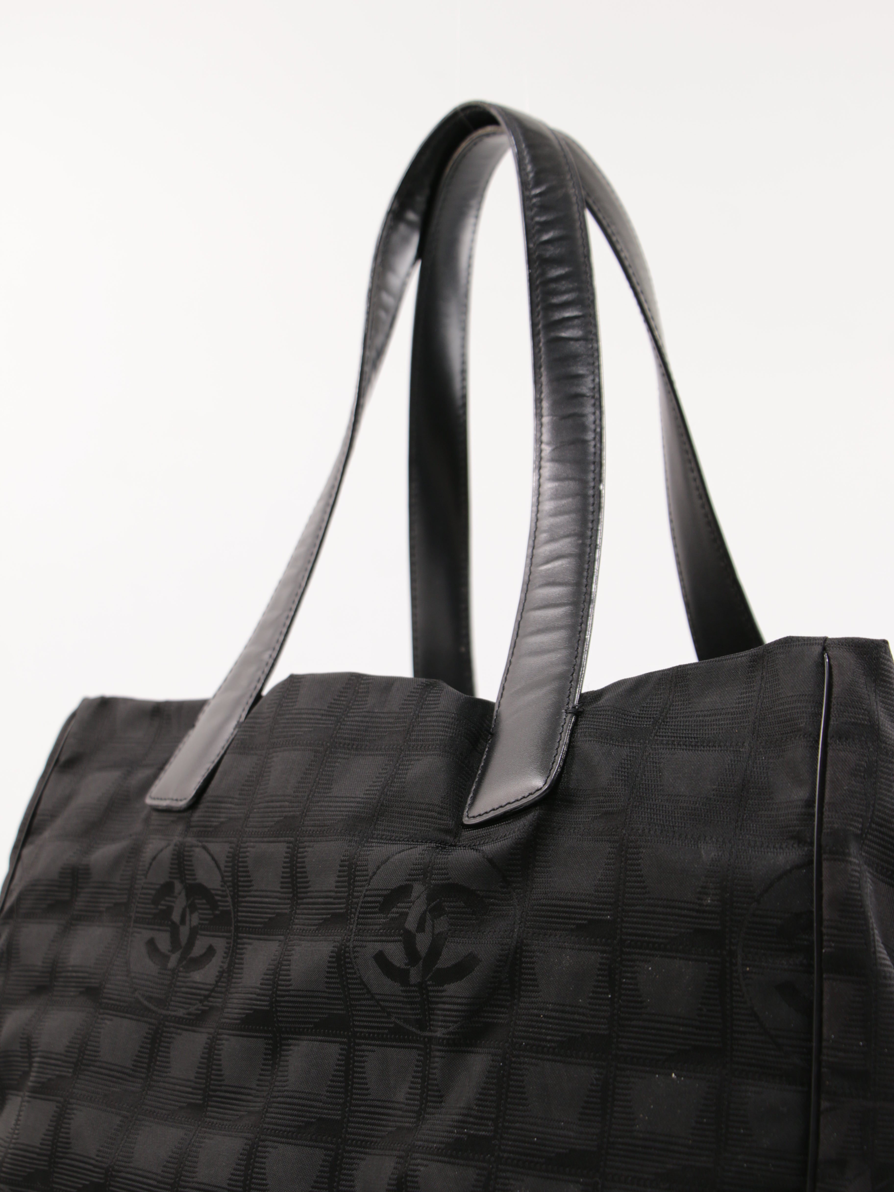 Medium New Travel Line Tote