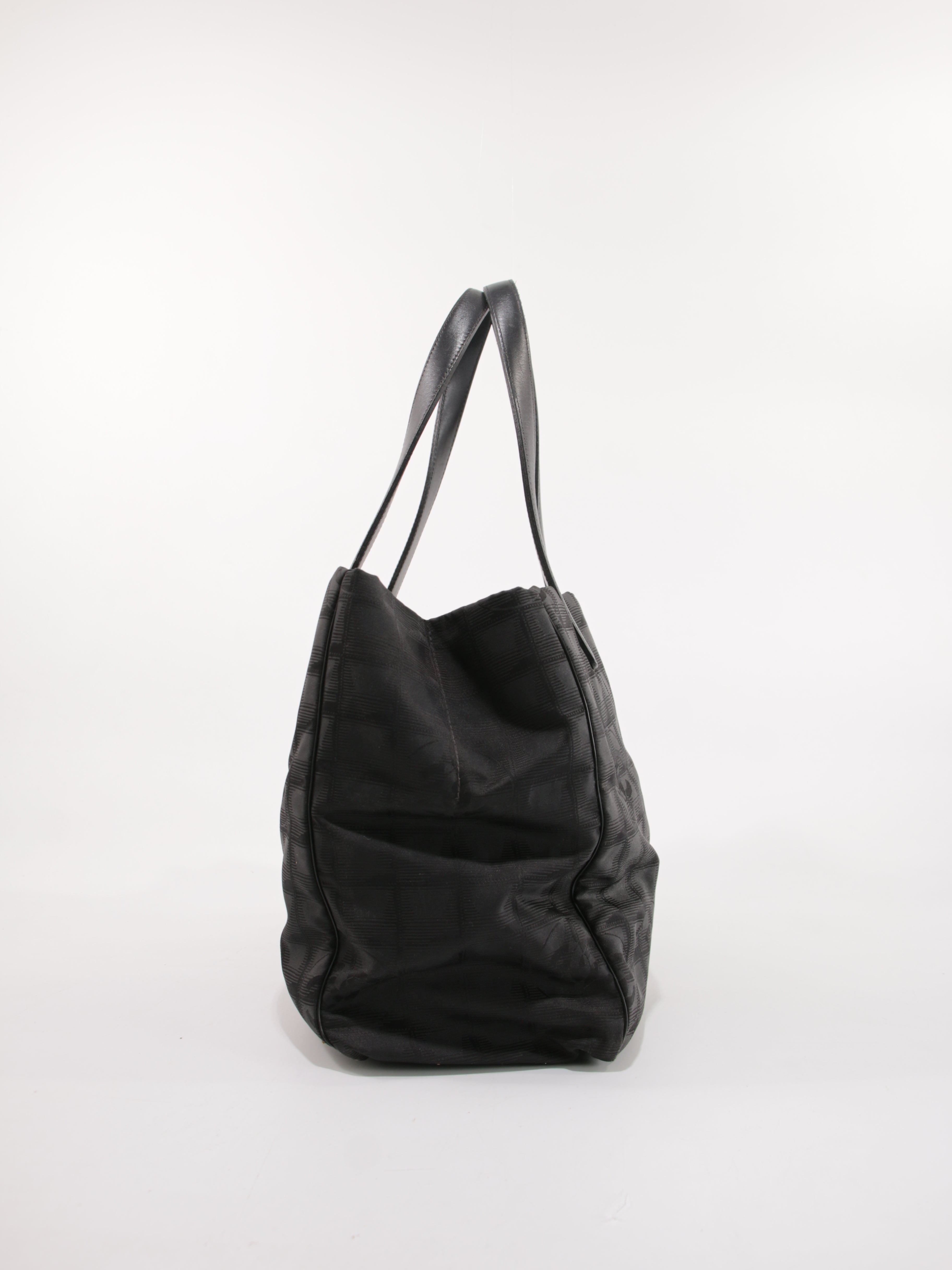 Medium New Travel Line Tote