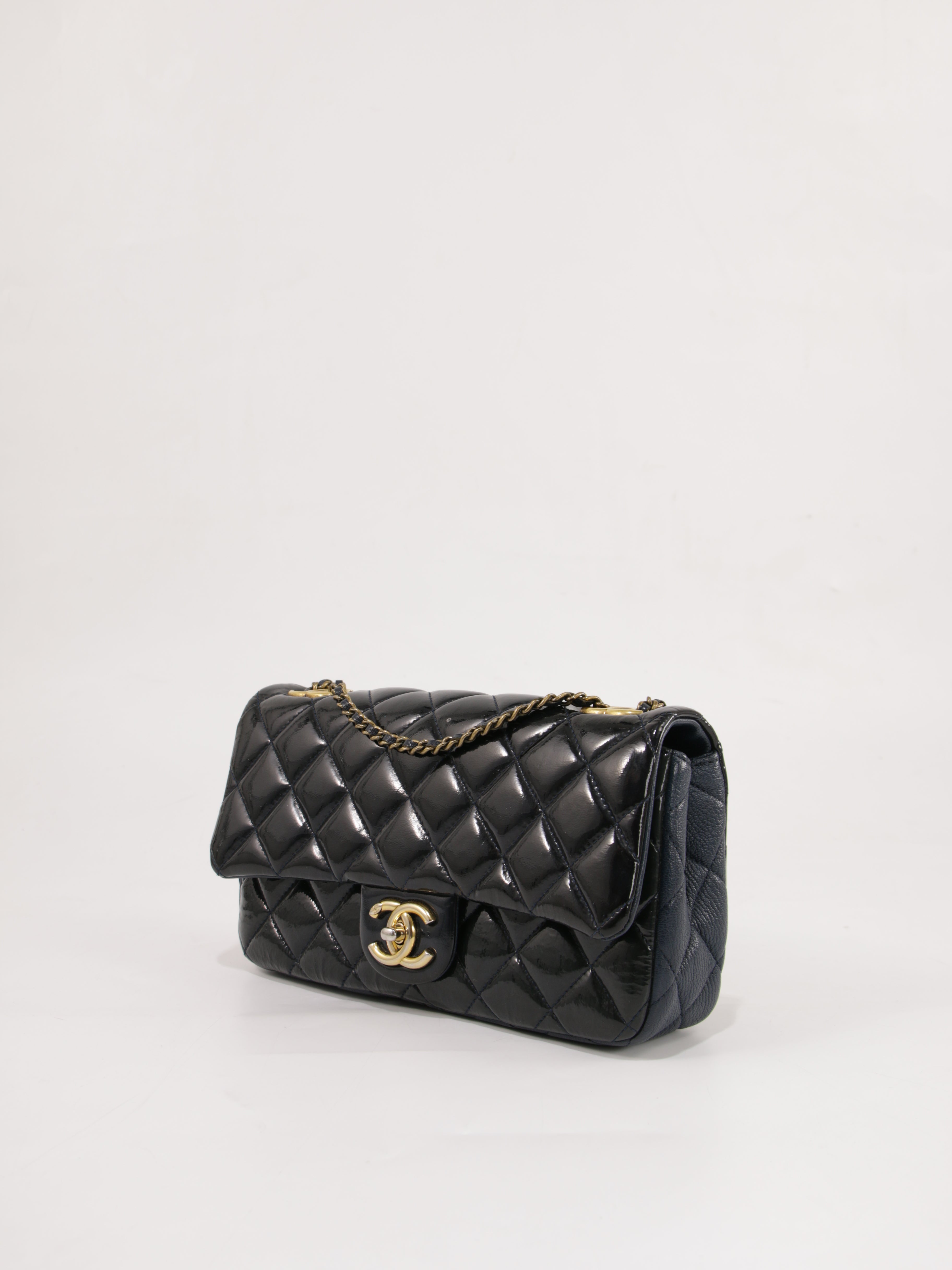 Medium Classic Flap