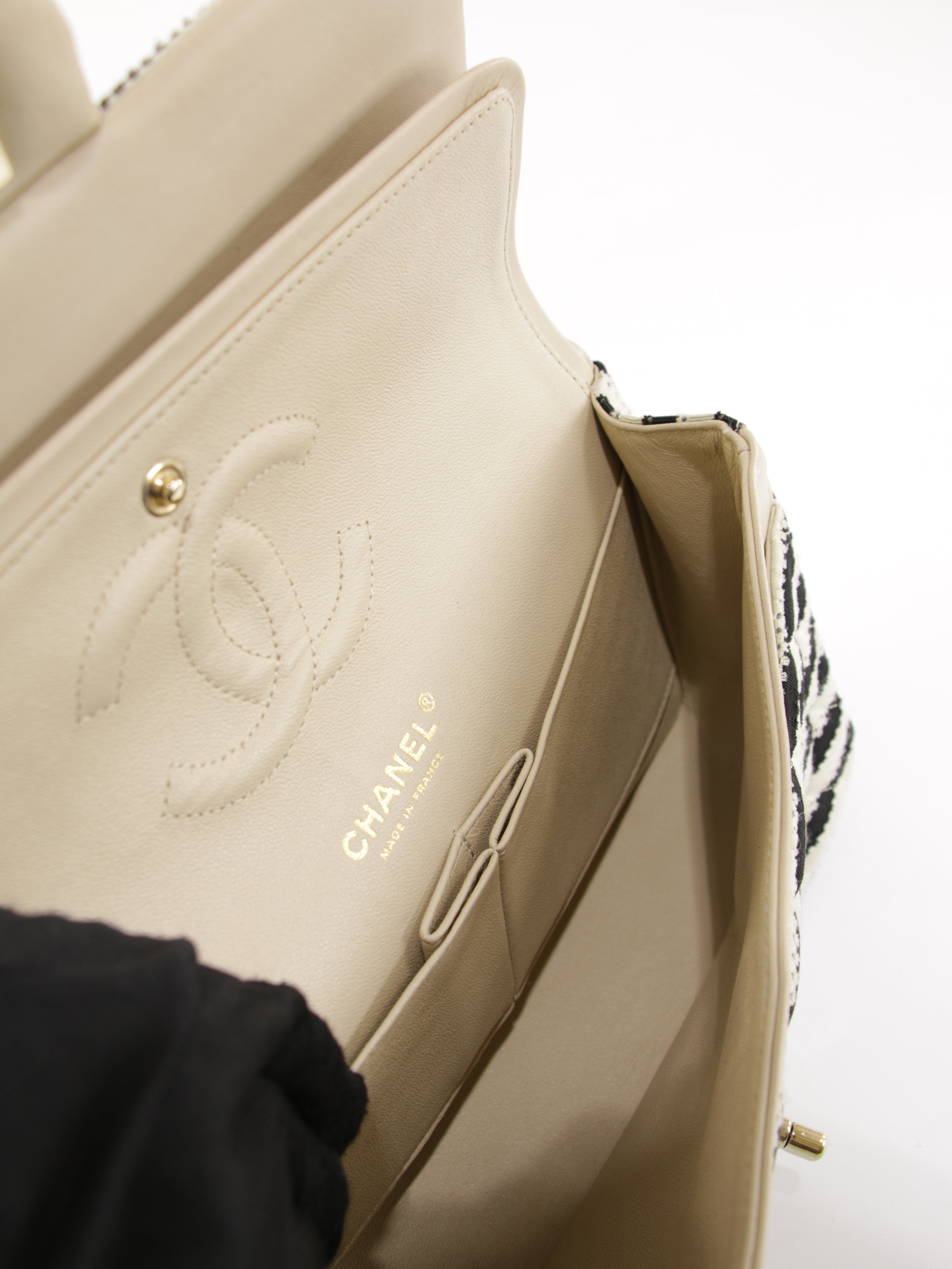 Medium Classic Flap