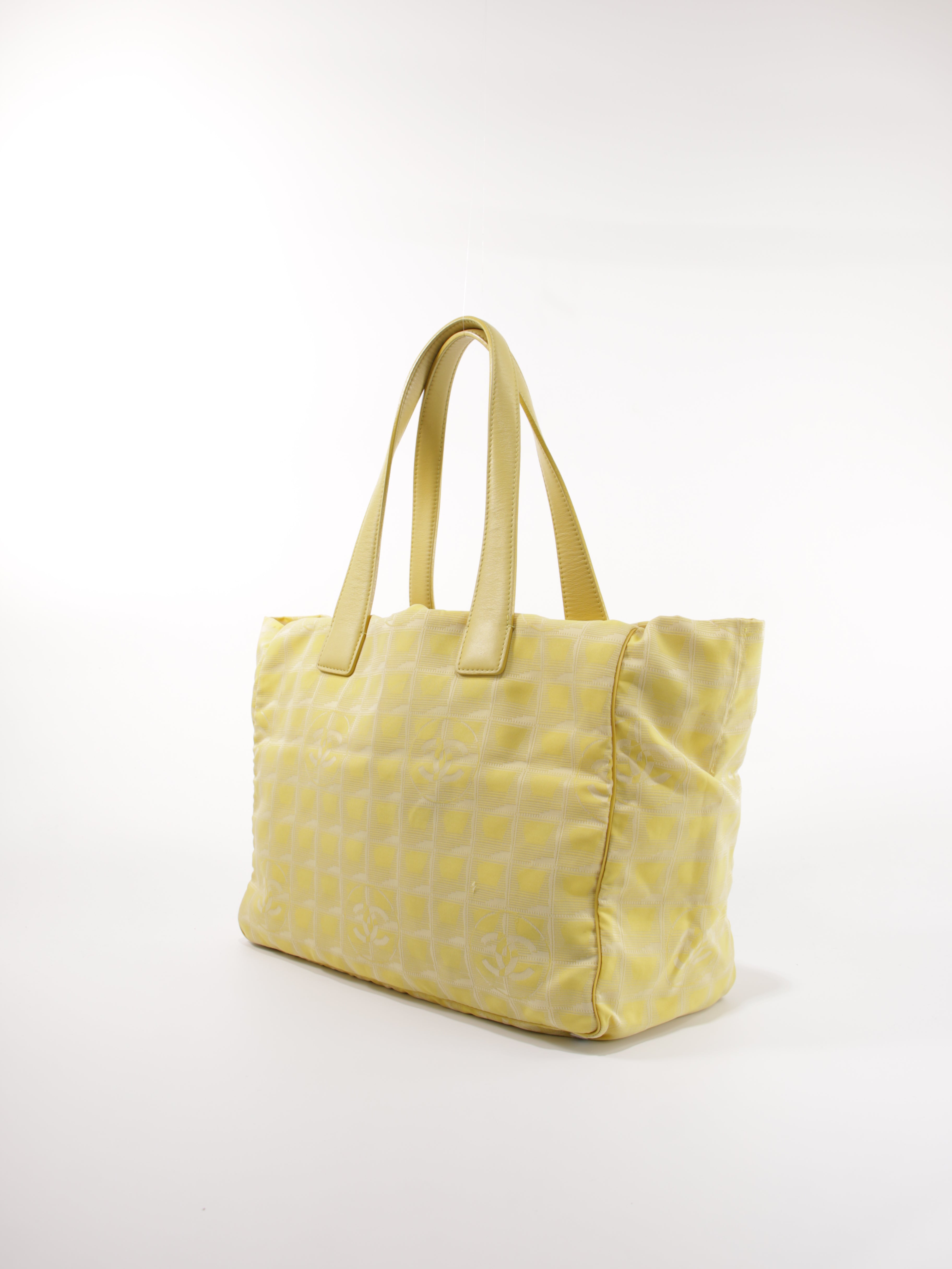 Medium New Travel Line Tote