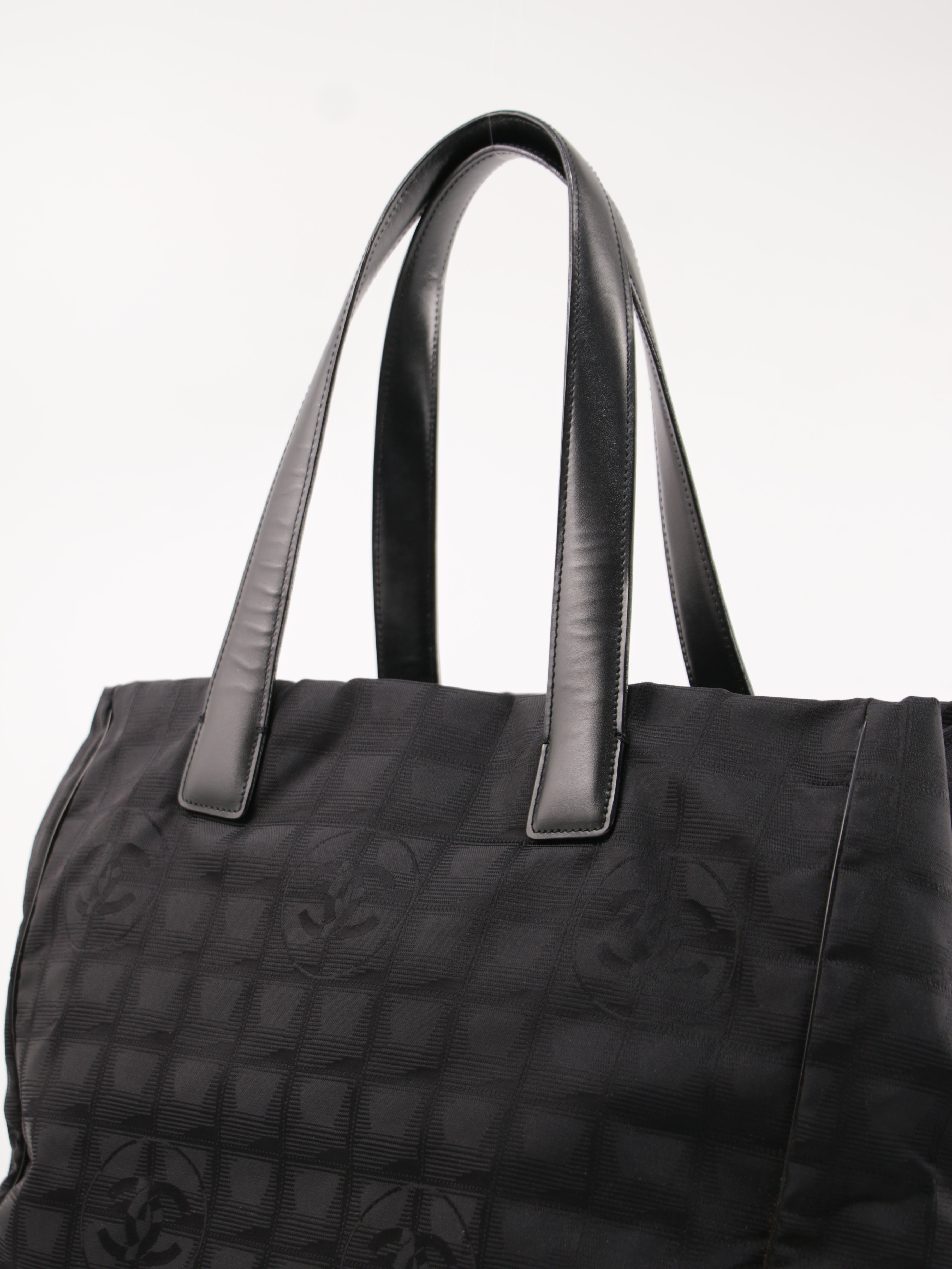 Medium New Travel Line Tote
