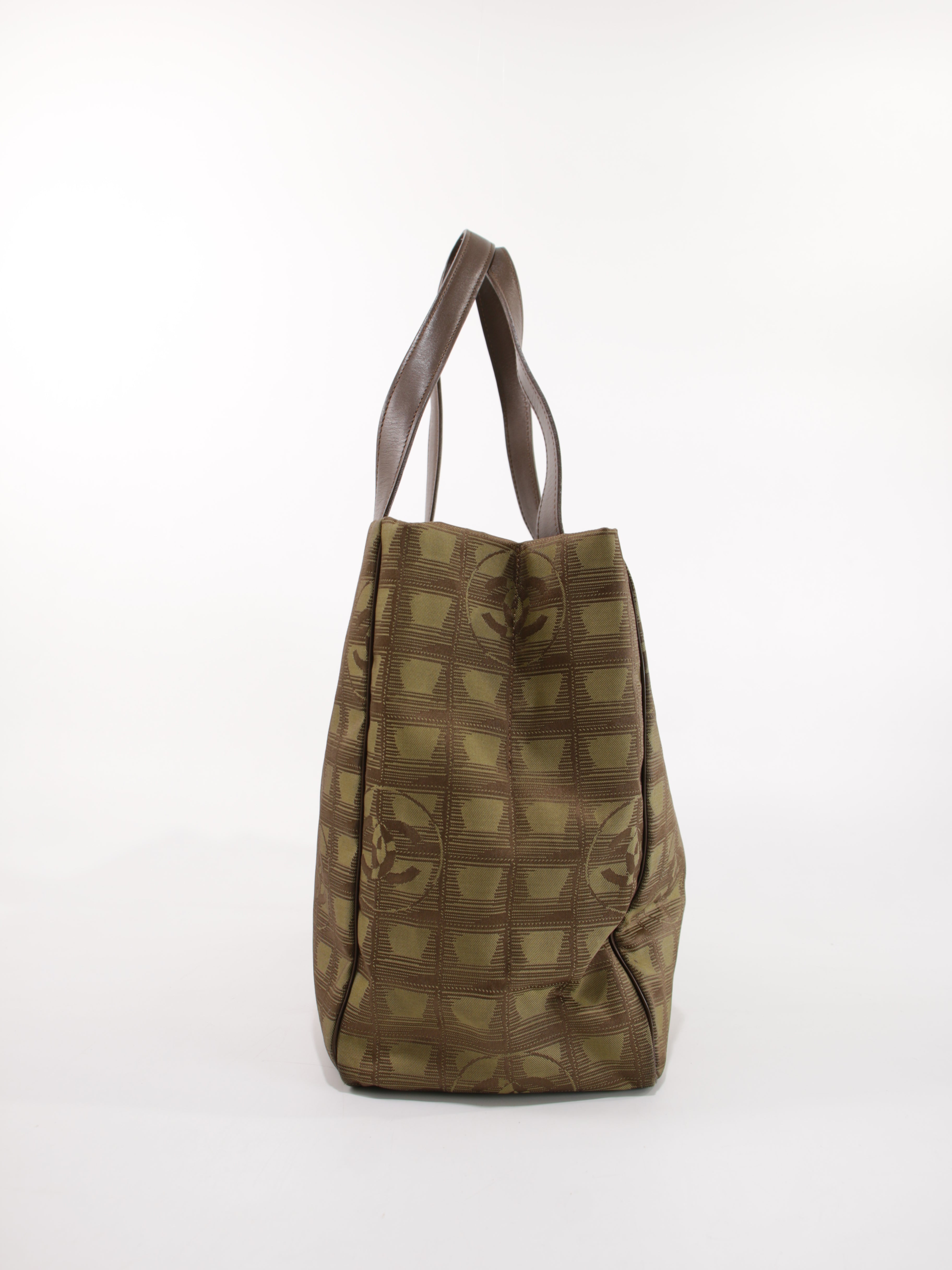 Medium New Travel Line Tote