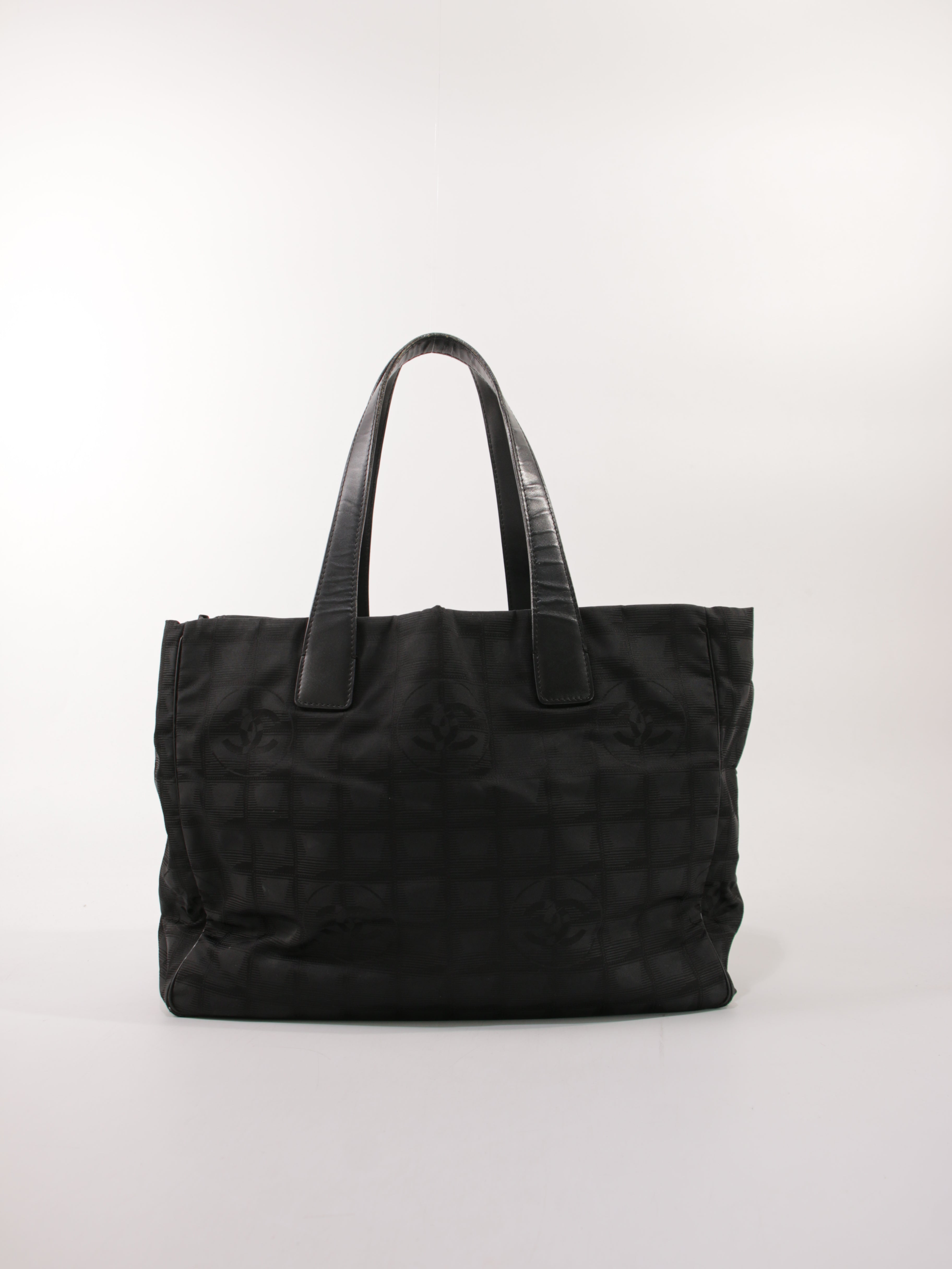 Medium New Travel Line Tote
