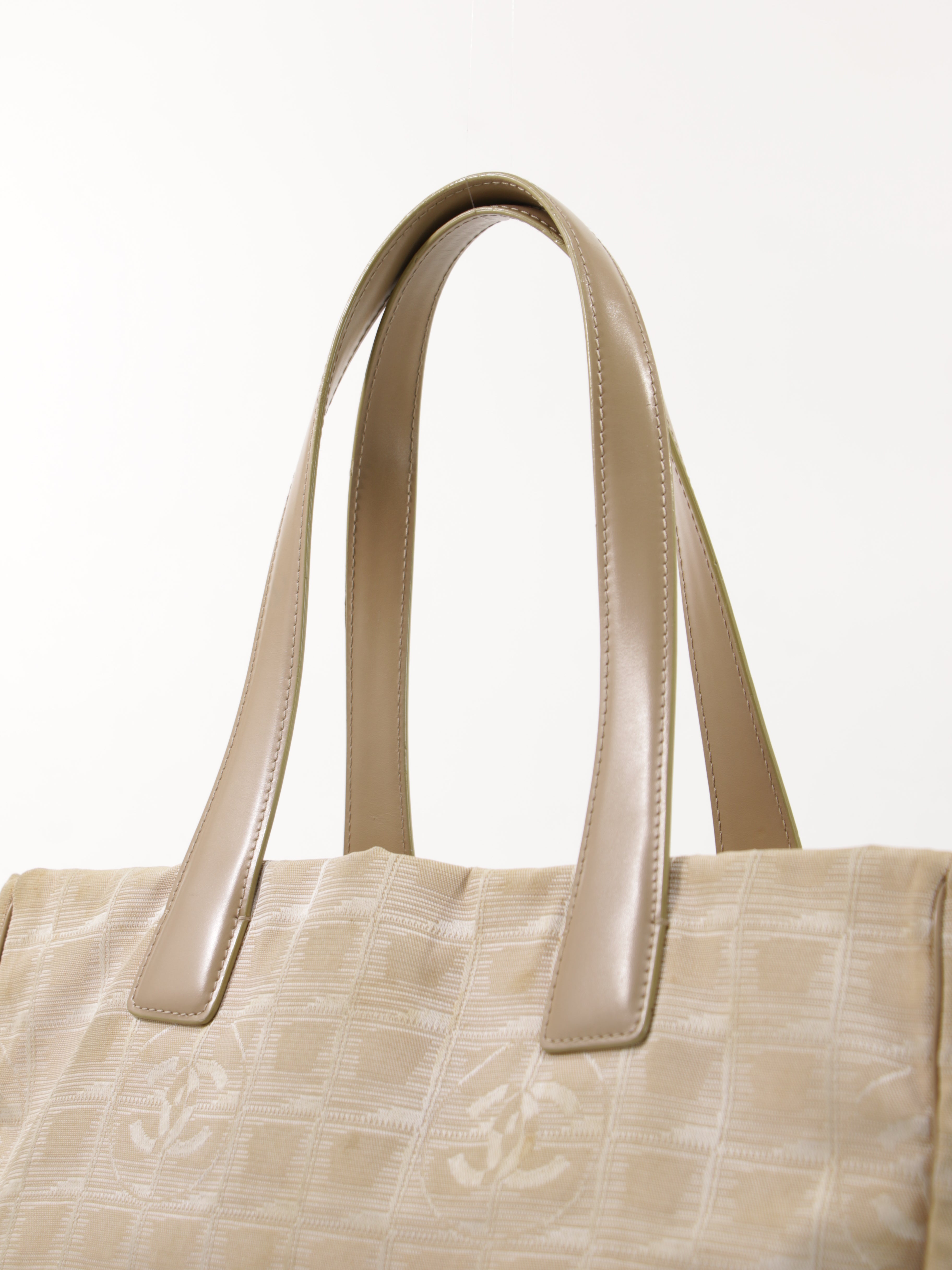 Medium New Travel Line Tote